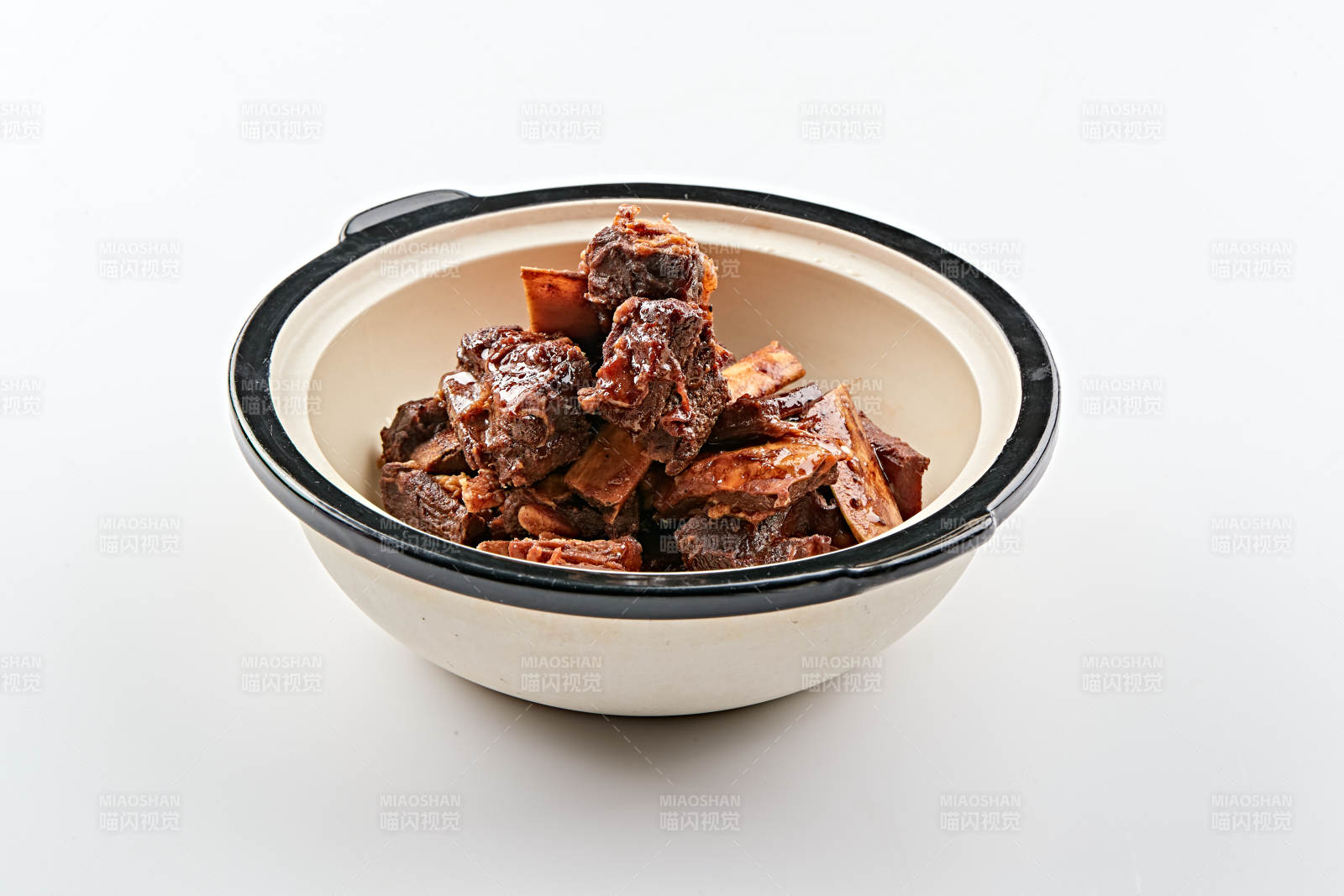 白色砂鍋裝的香煲醬香牛尾骨