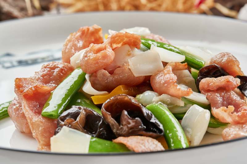 白色瓷盘装的铁板和牛月色小炒