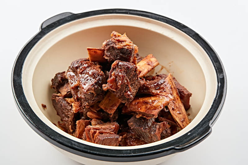 白色砂锅装的香煲酱香牛尾骨