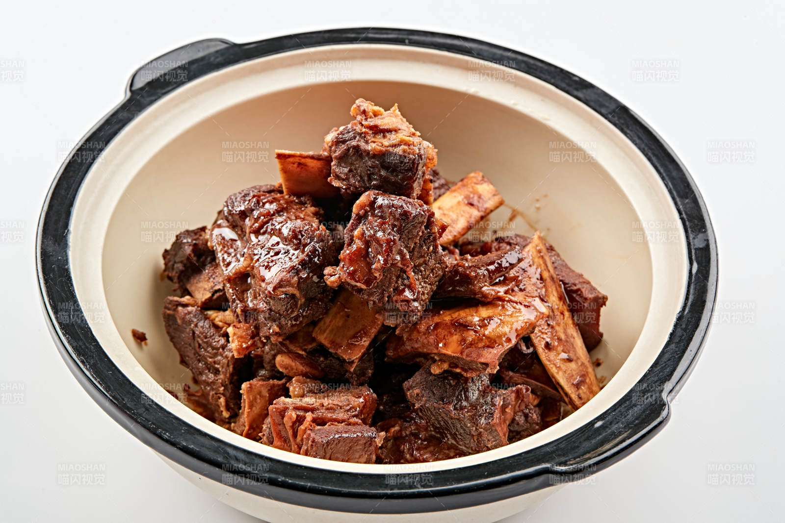 白色砂鍋裝的香煲醬香牛尾骨