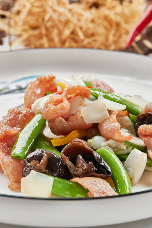 白色瓷盘装的铁板和牛月色小炒