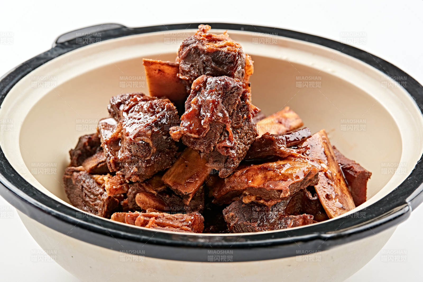 白色砂鍋裝的香煲醬香牛尾骨