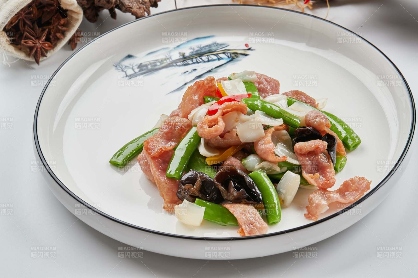 白色瓷盘装的铁板和牛月色小炒