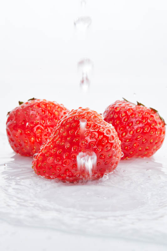 白色背景上摆放的水嫩新鲜草莓