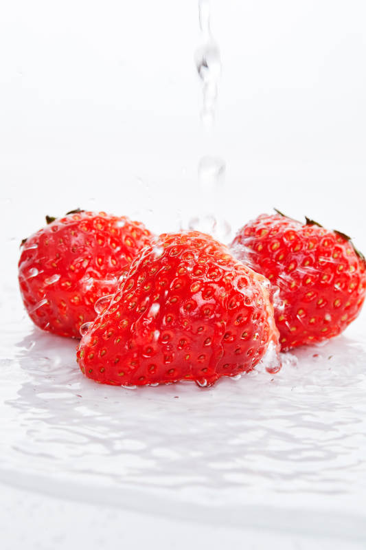 白色背景上摆放的水嫩新鲜草莓