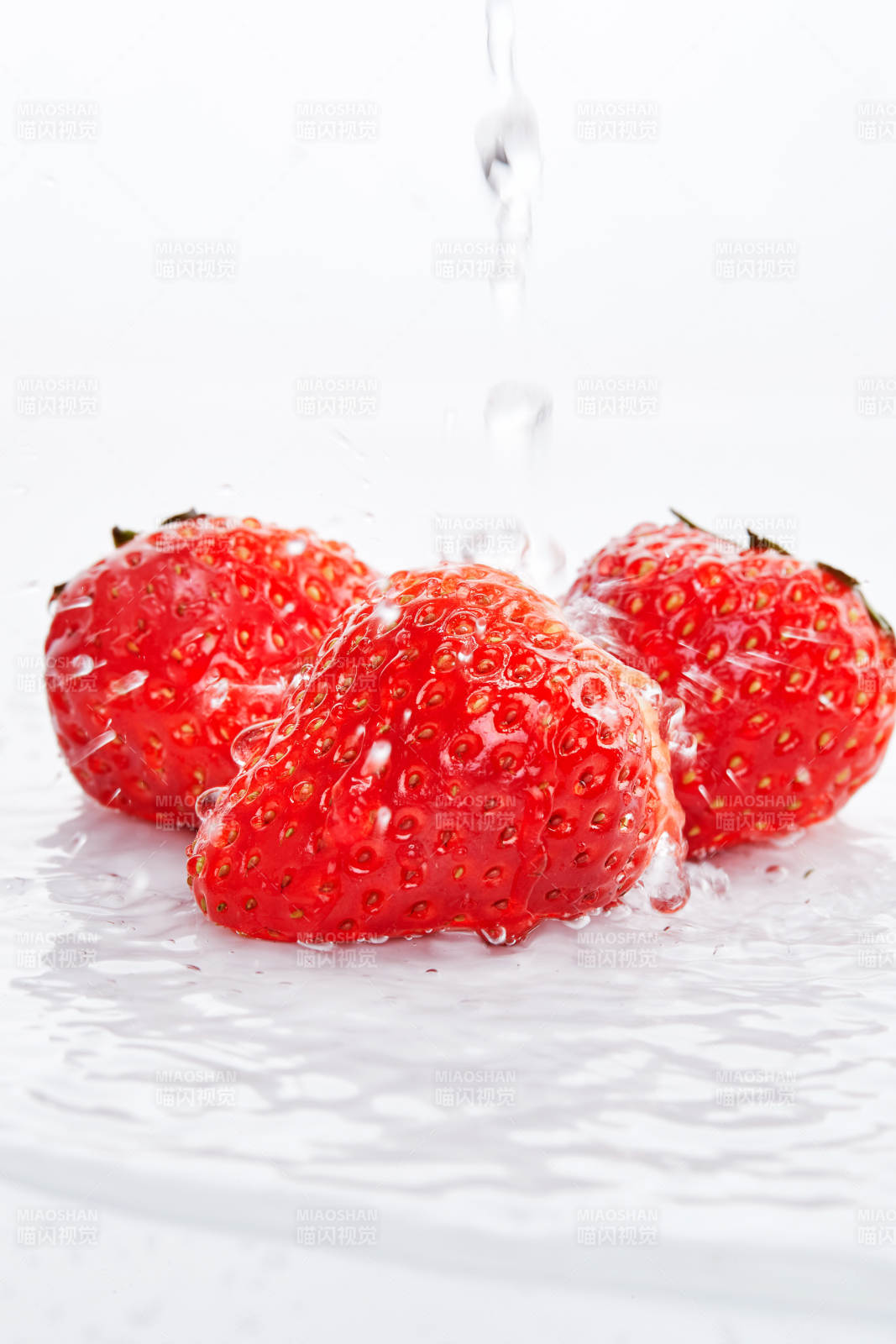 白色背景上摆放的水嫩新鲜草莓