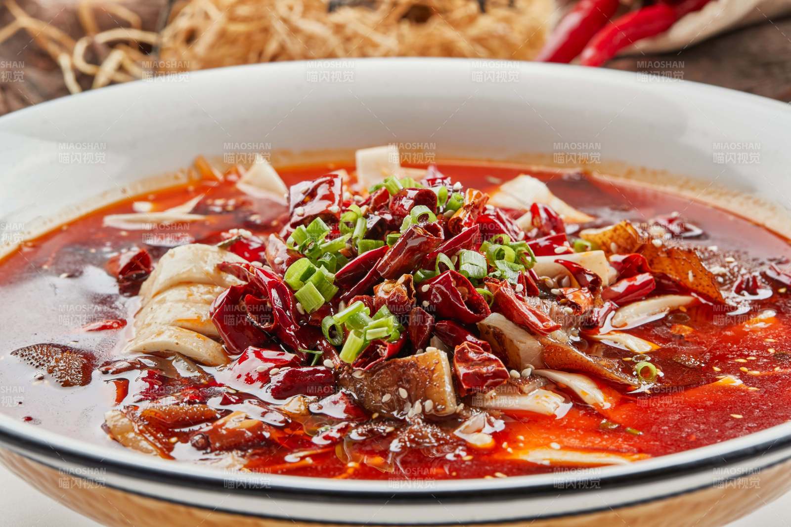 白瓷餐具裝的川味毛血旺