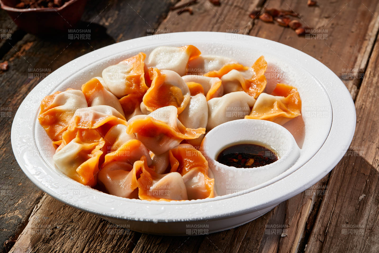 白色瓷盘装的手工现包水饺-摄影图