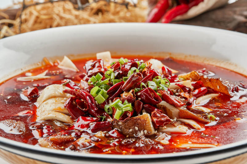 白瓷餐具裝的川味毛血旺