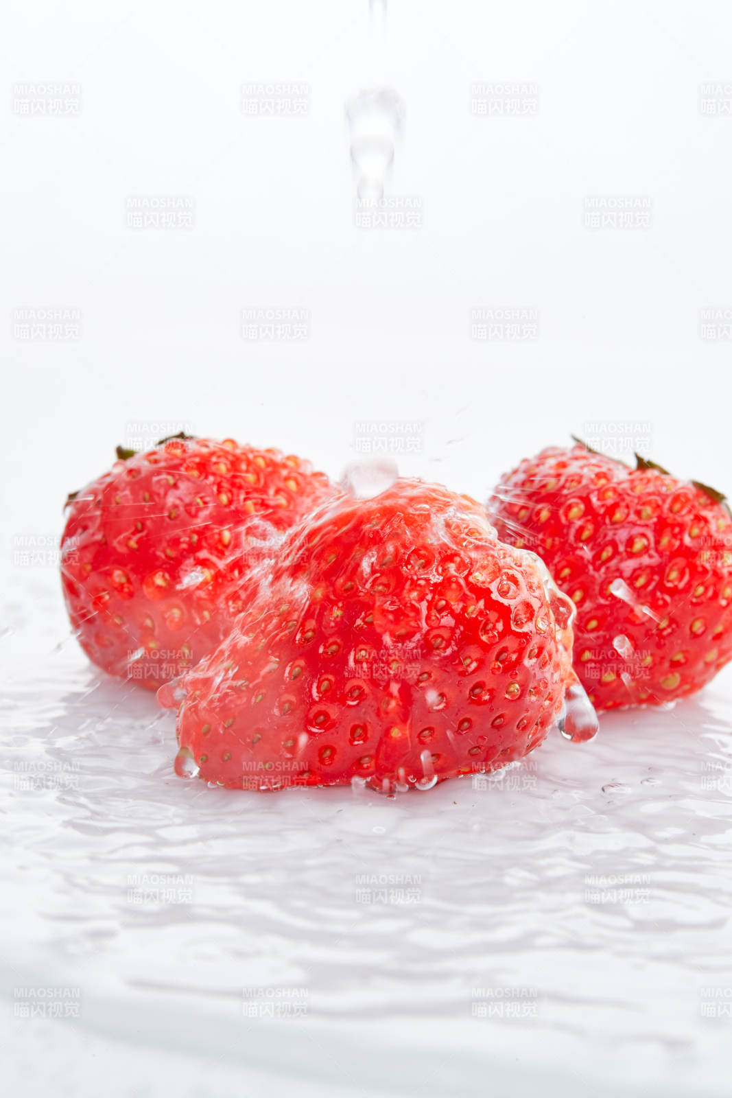 白色背景上擺放的水嫩新鮮草莓