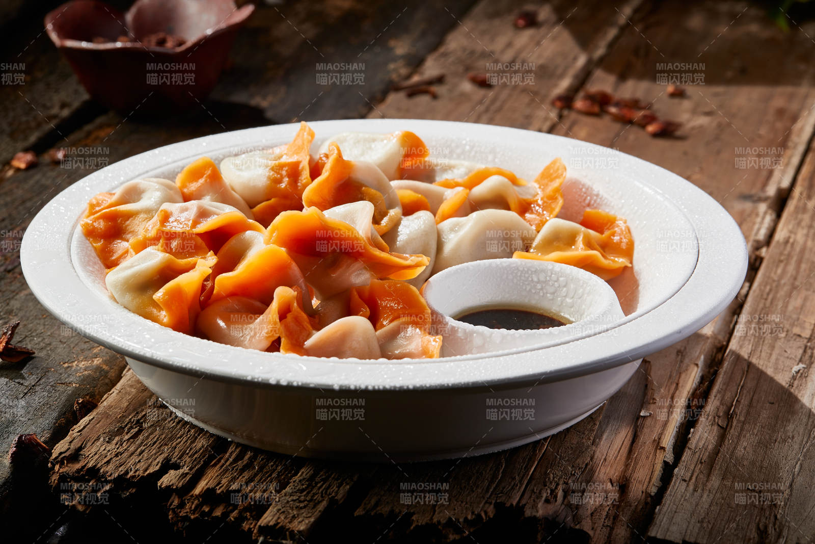 白色瓷盘装的手工现包水饺-摄影图