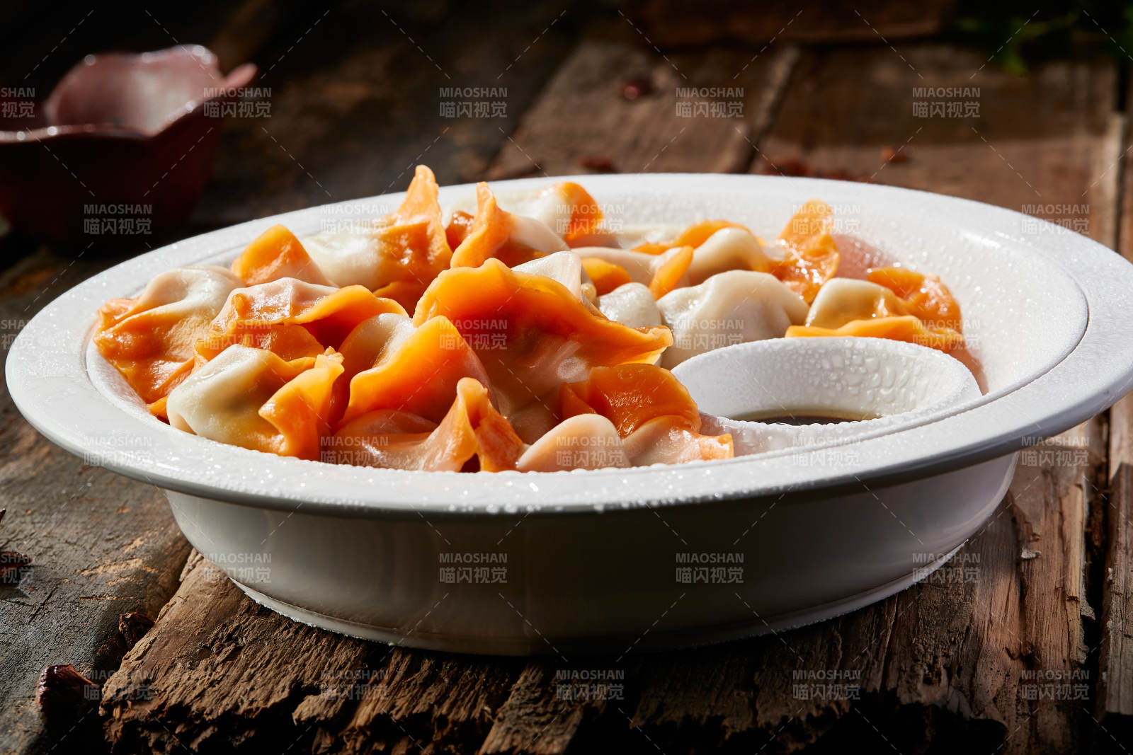 白色瓷盘装的手工现包水饺