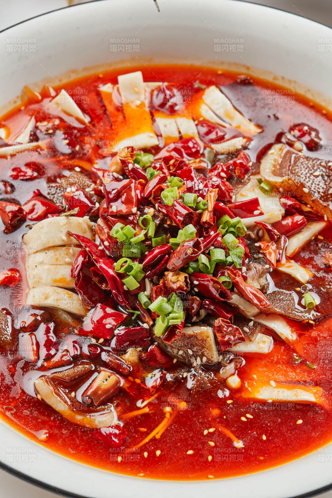 白瓷餐具裝的川味毛血旺