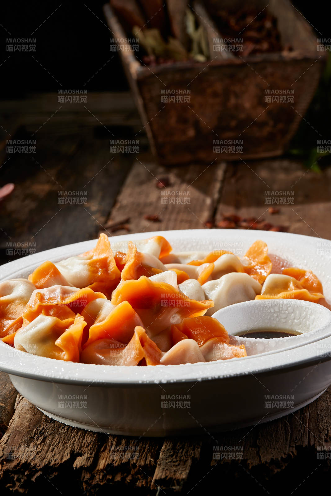 白色瓷盘装的手工现包水饺-摄影图