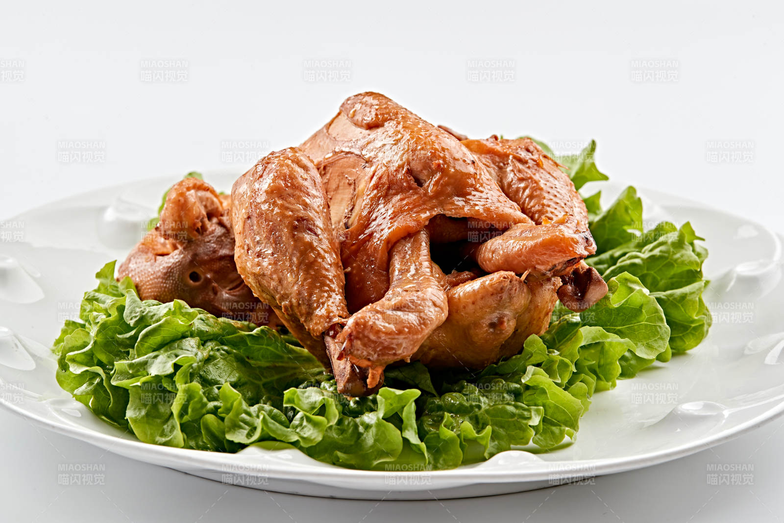 白色瓷盘装的香酥卤味鸡