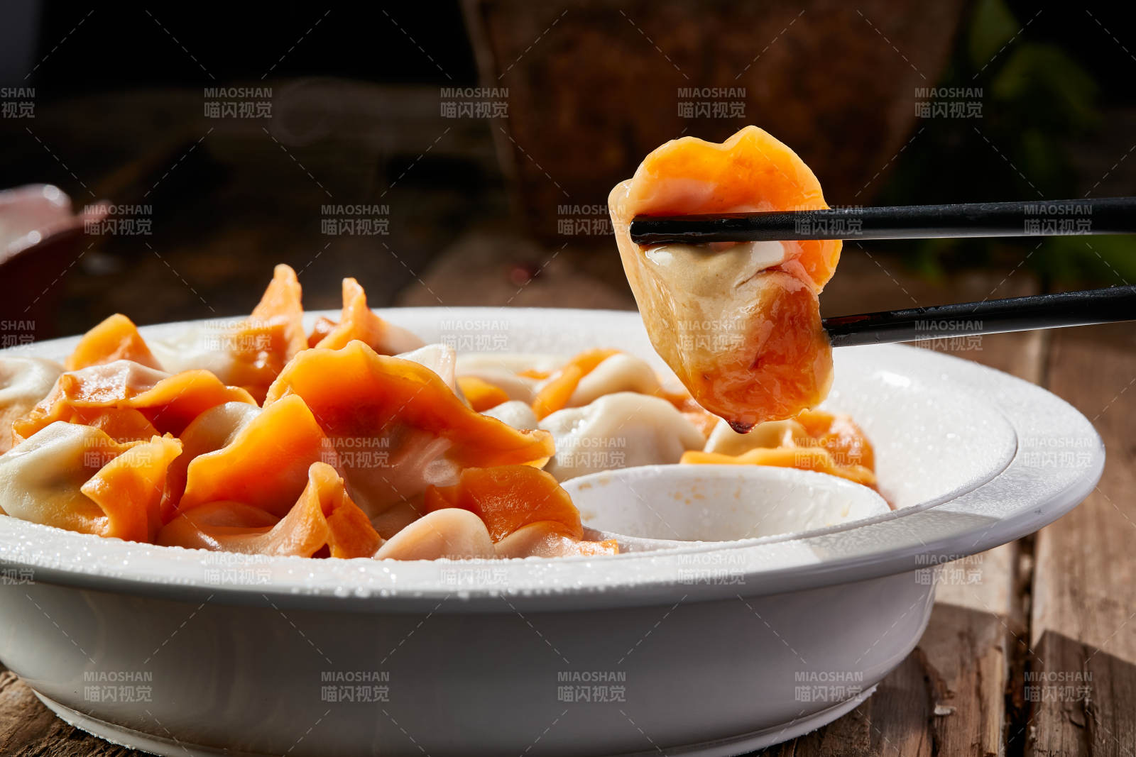 白色瓷盘装的手工现包水饺-摄影图