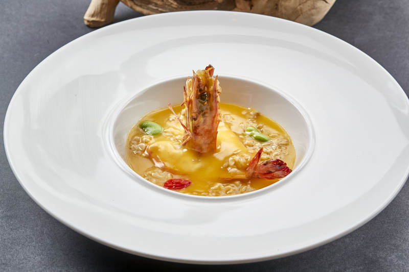 白色圆瓷盘装的咖喱酱深海红虾