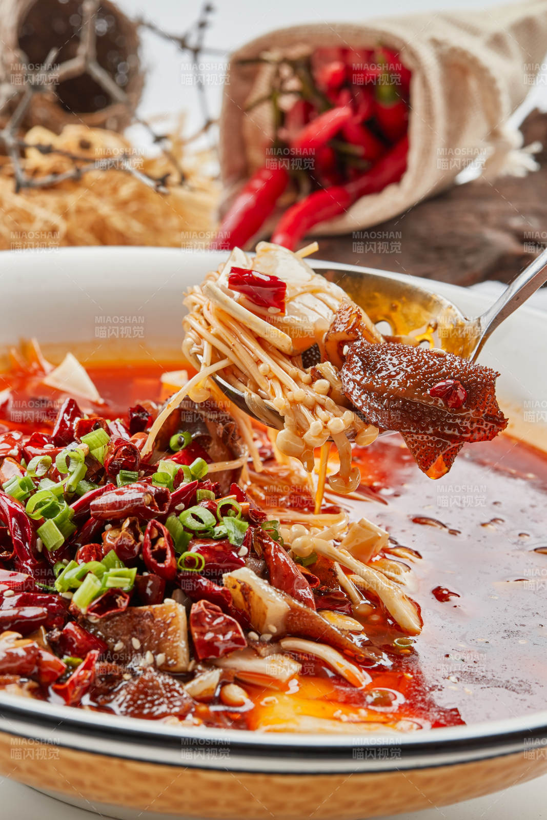 白瓷餐具裝的川味毛血旺