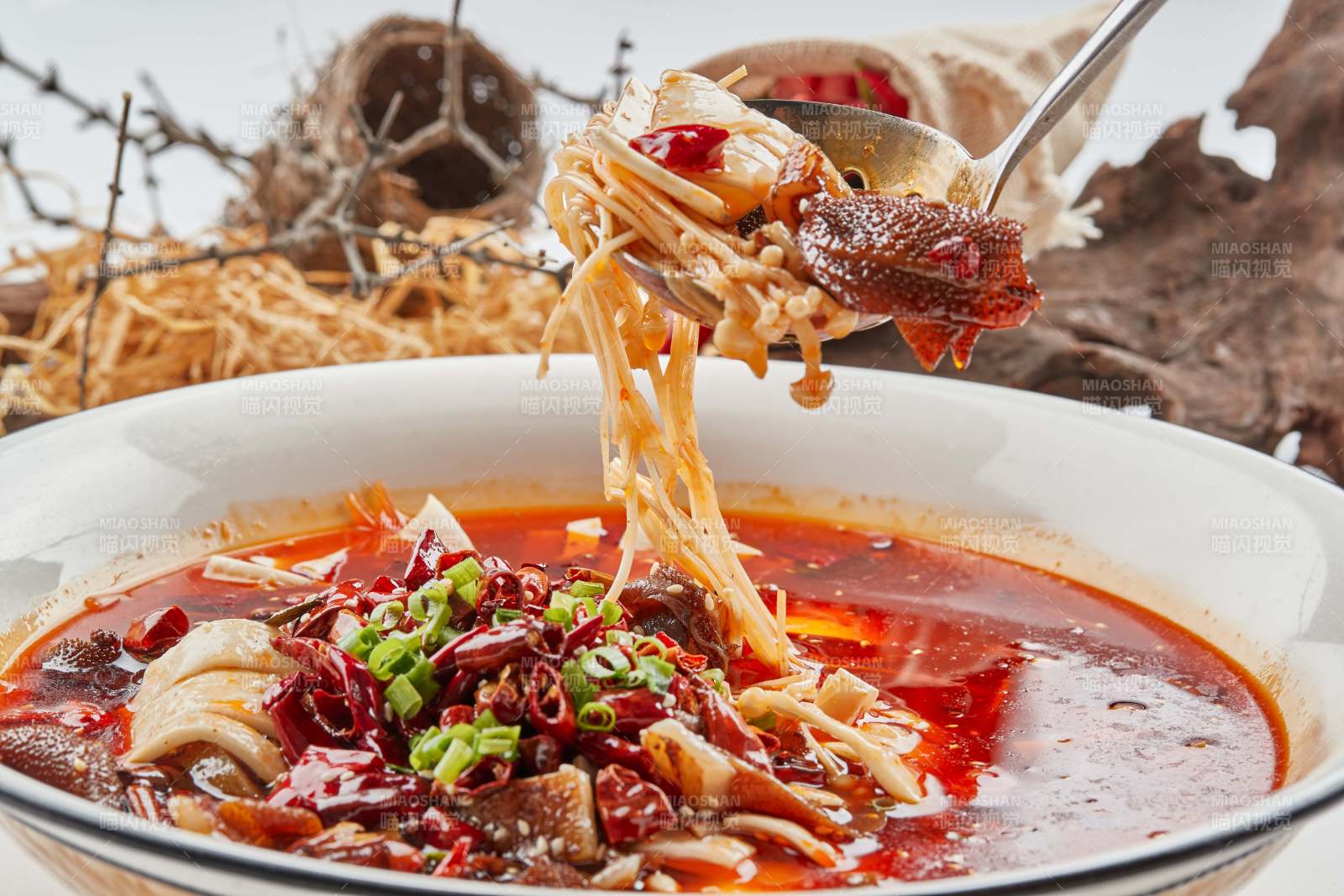 白瓷餐具裝的川味毛血旺
