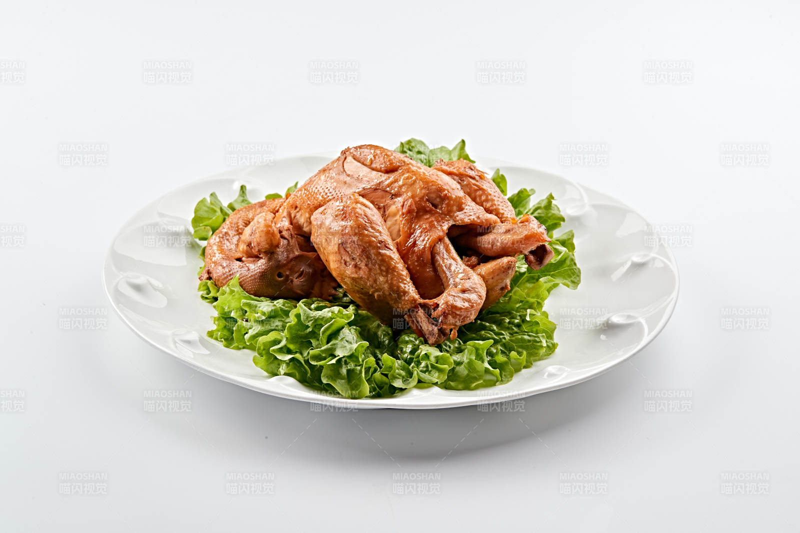 白色瓷盘装的香酥卤味鸡