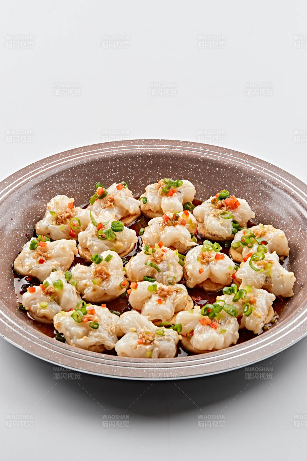石盤器皿裝的蔥香油爆大蝦仁