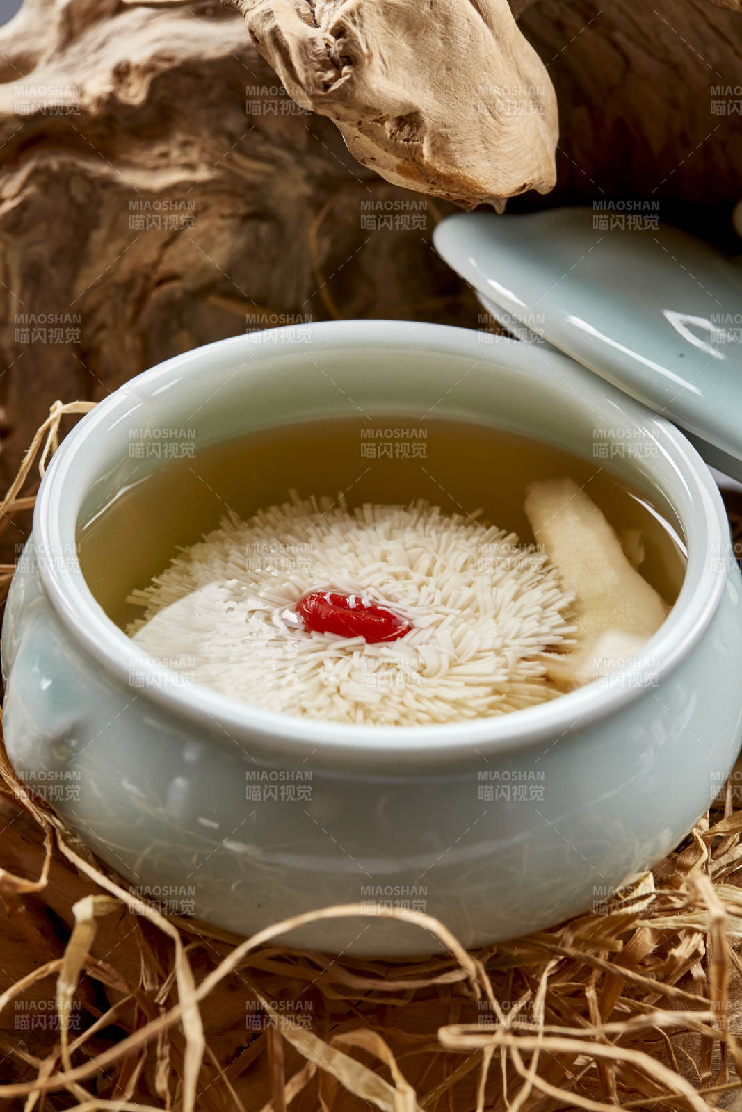 青瓷湯中裝的淮揚菜枸杞菊花豆腐湯