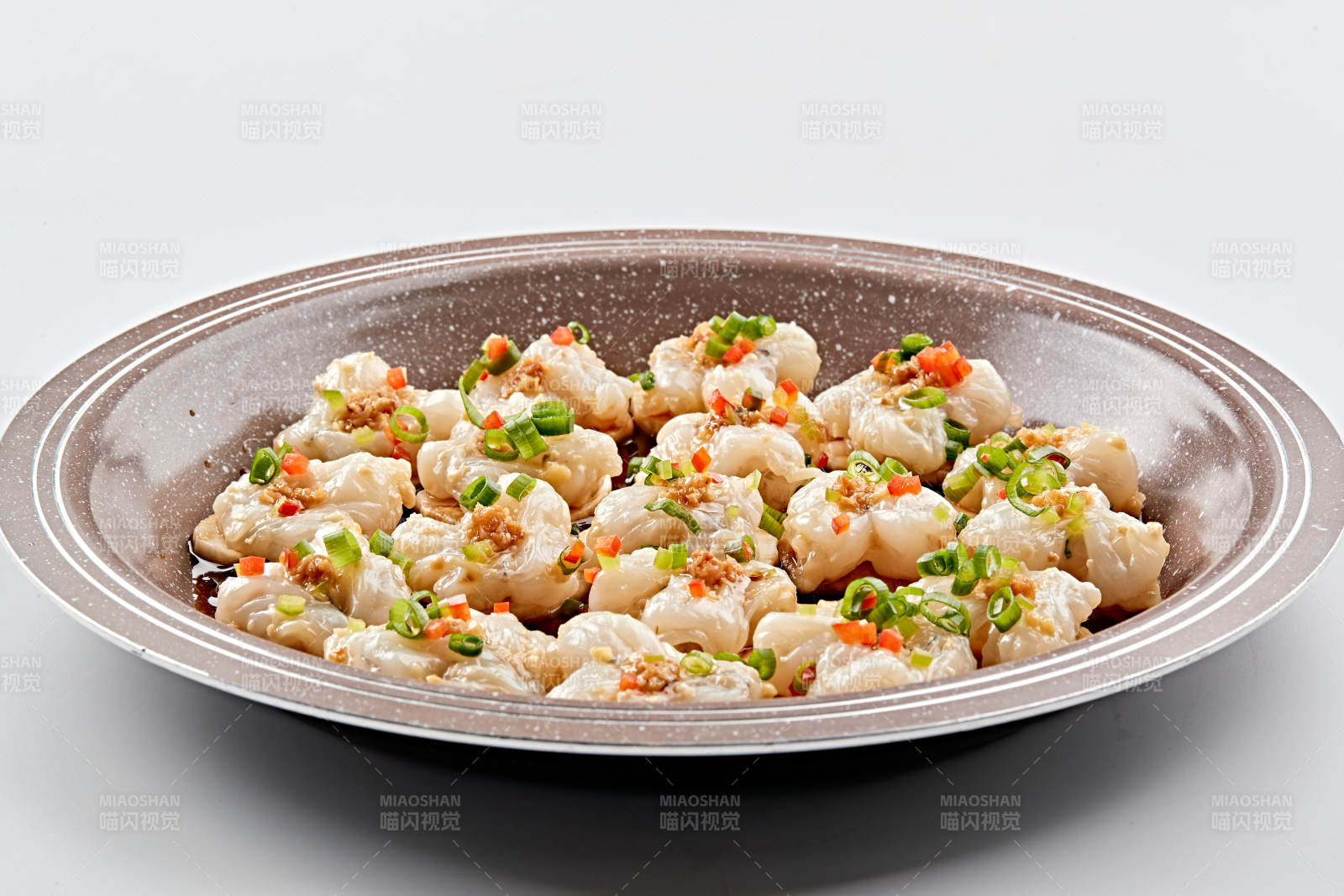 石盤器皿裝的蔥香油爆大蝦仁