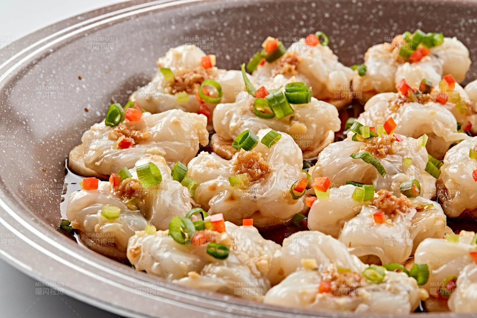 石盤器皿裝的蔥香油爆大蝦仁