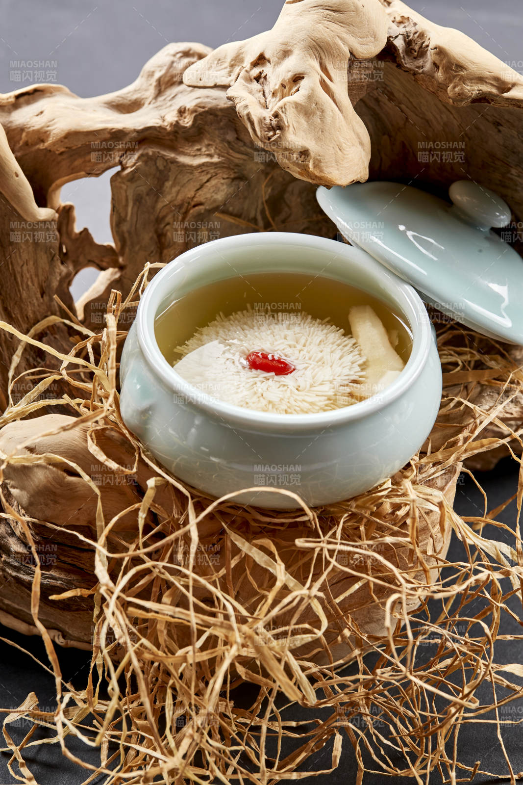 青瓷湯中裝的淮揚菜枸杞菊花豆腐湯