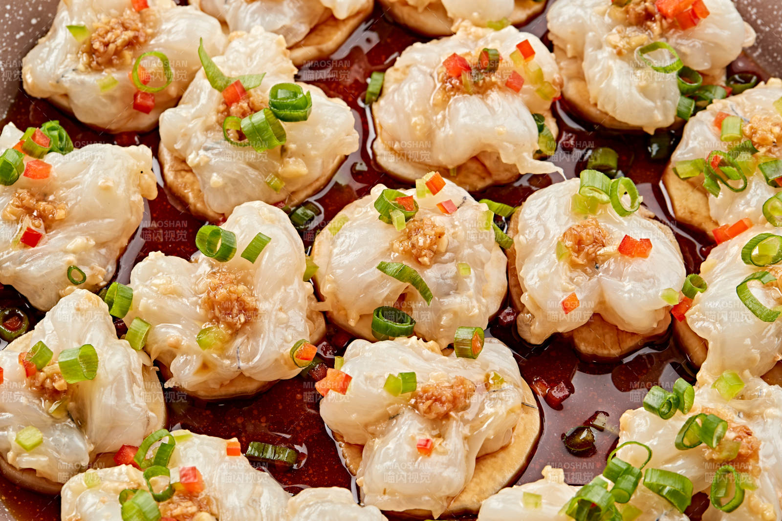 石盤器皿裝的蔥香油爆大蝦仁