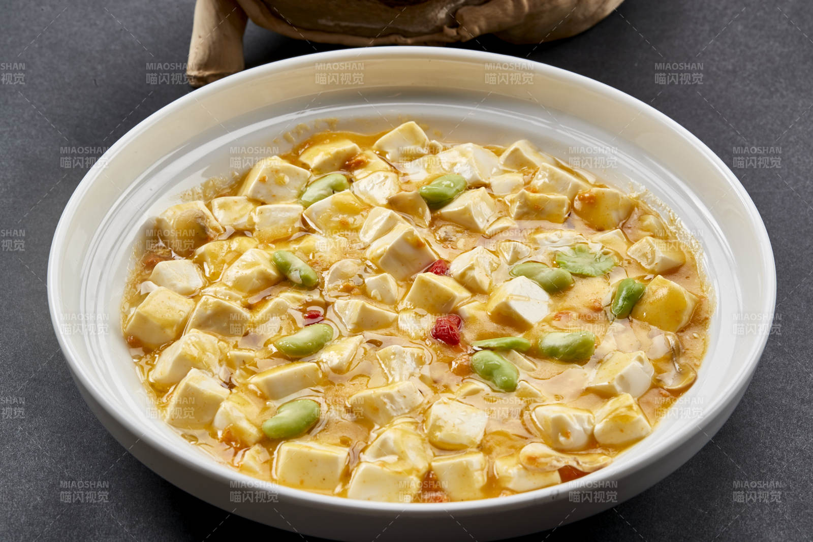 白色圆瓷盘装的蟹黄芸豆焗豆腐