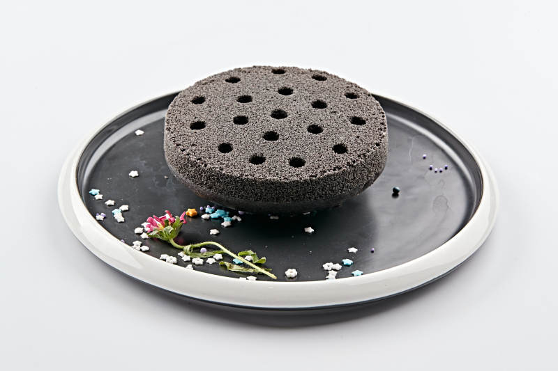 精美餐具装的竹炭粉黑米面蜂窝米糕