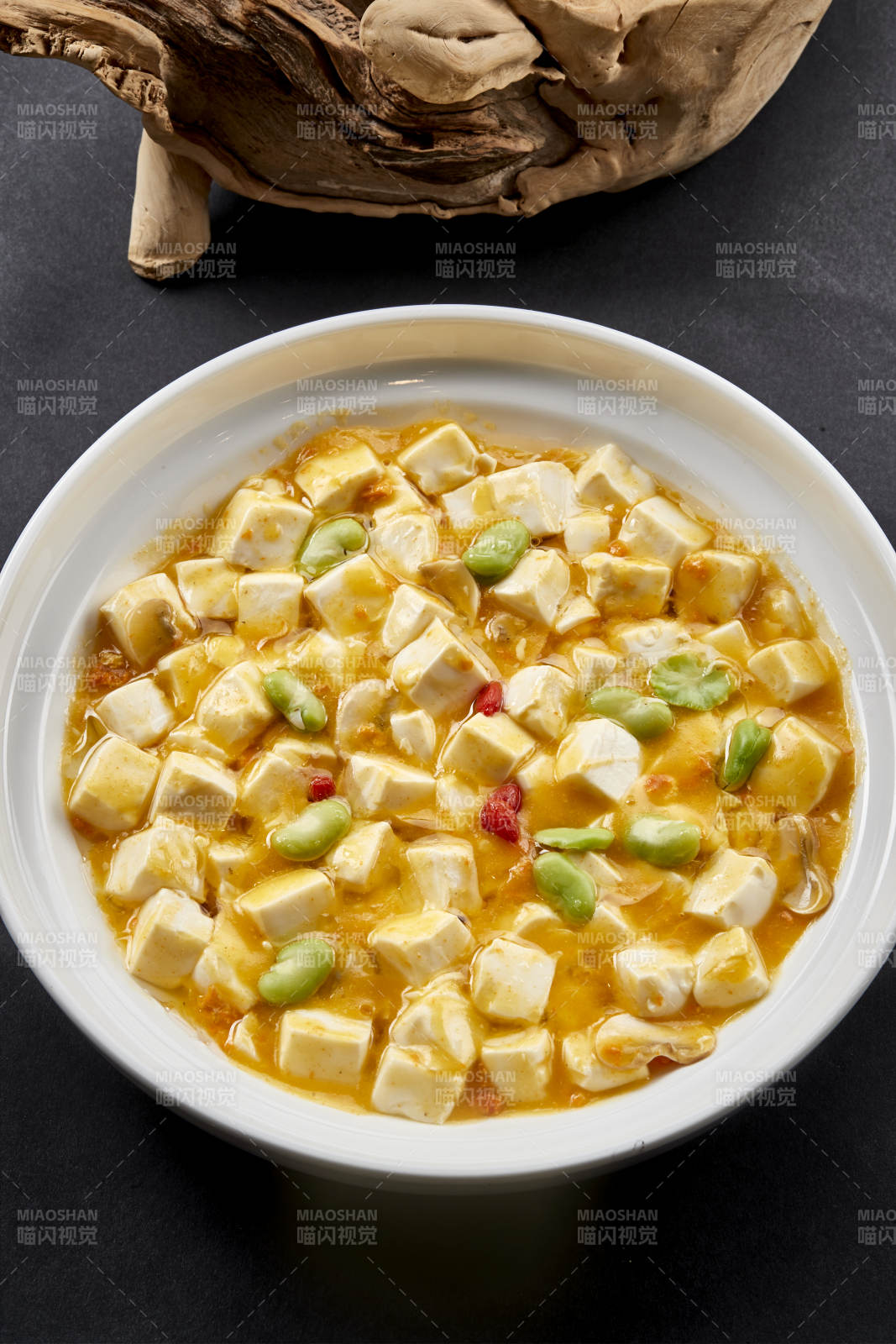 白色圆瓷盘装的蟹黄芸豆焗豆腐