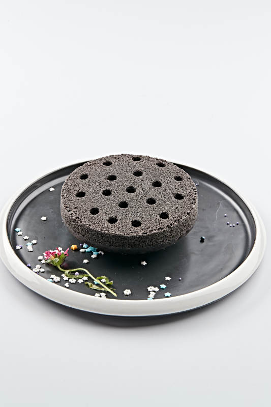 精美餐具装的竹炭粉黑米面蜂窝米糕