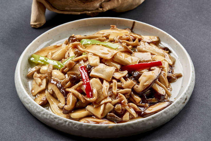 精美餐具装的素炒山珍菌