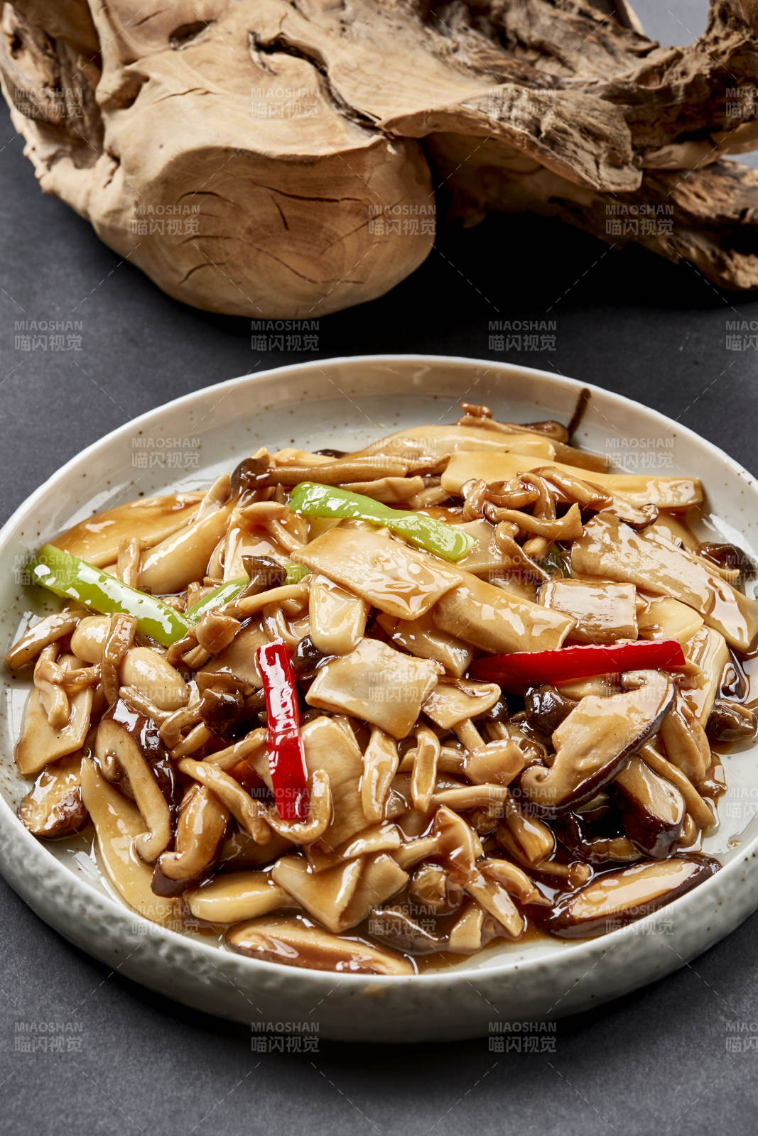 精美餐具装的素炒山珍菌