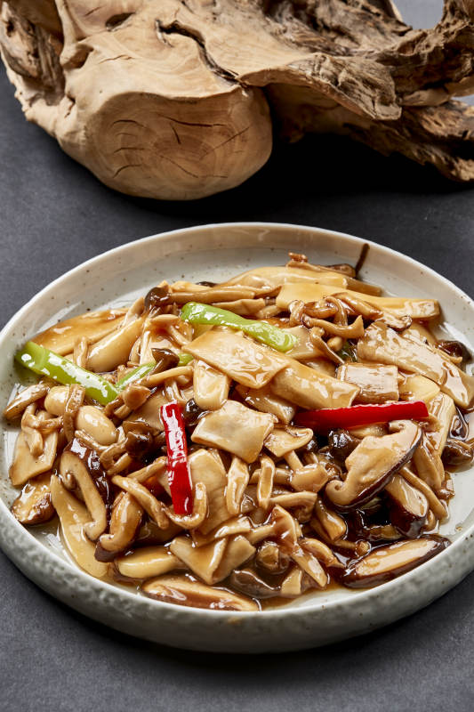 精美餐具装的素炒山珍菌