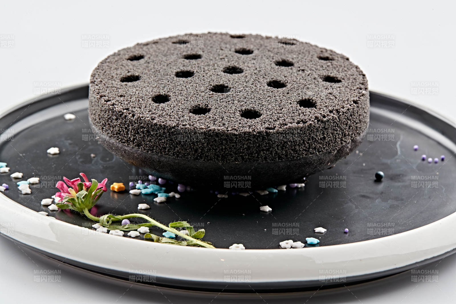 精美餐具装的竹炭粉黑米面蜂窝米糕