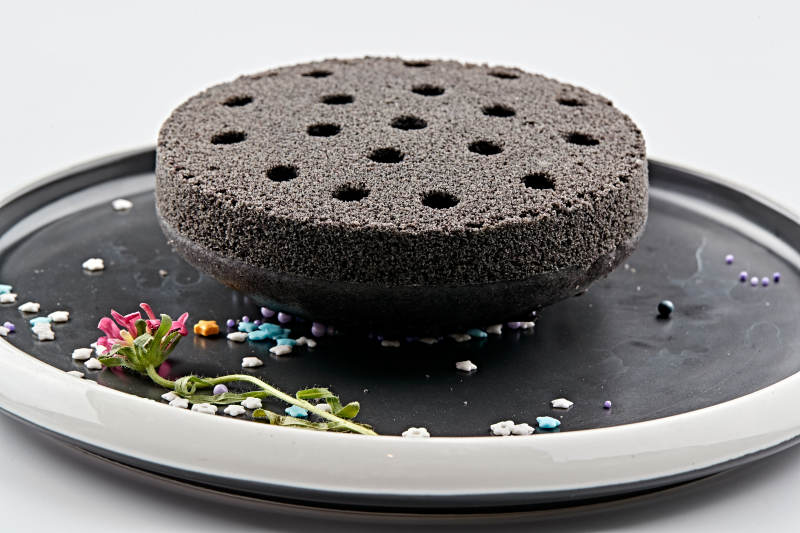 精美餐具装的竹炭粉黑米面蜂窝米糕