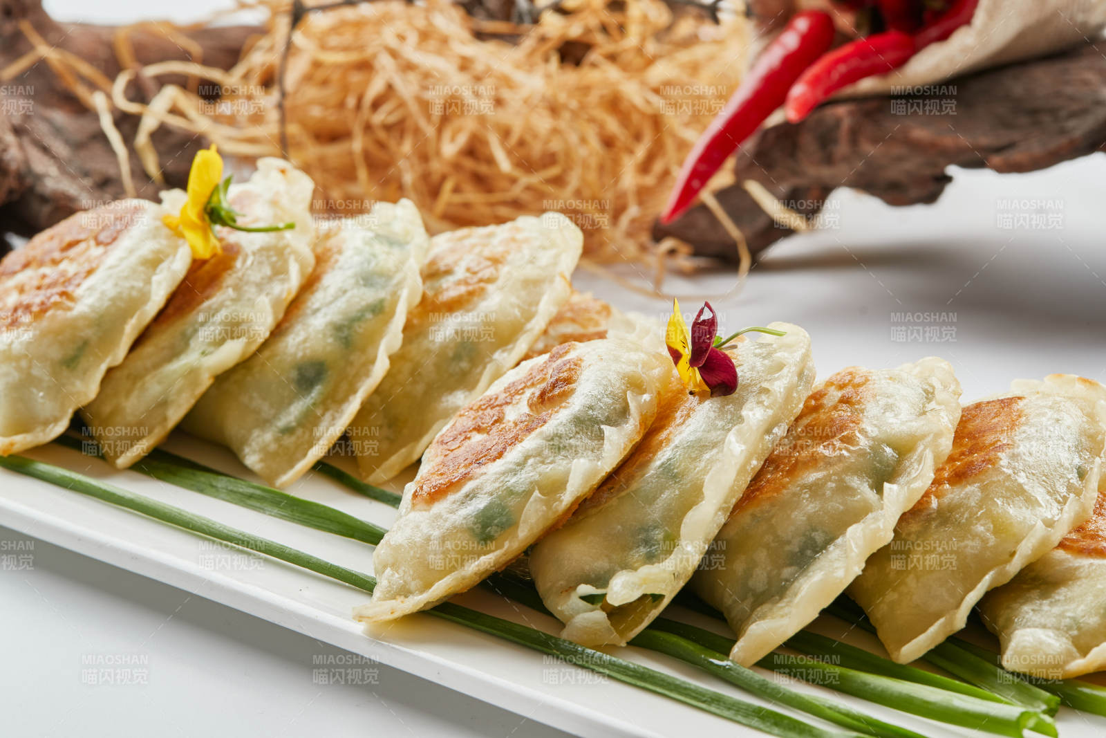 白色瓷盤裝的韭菜素盒子