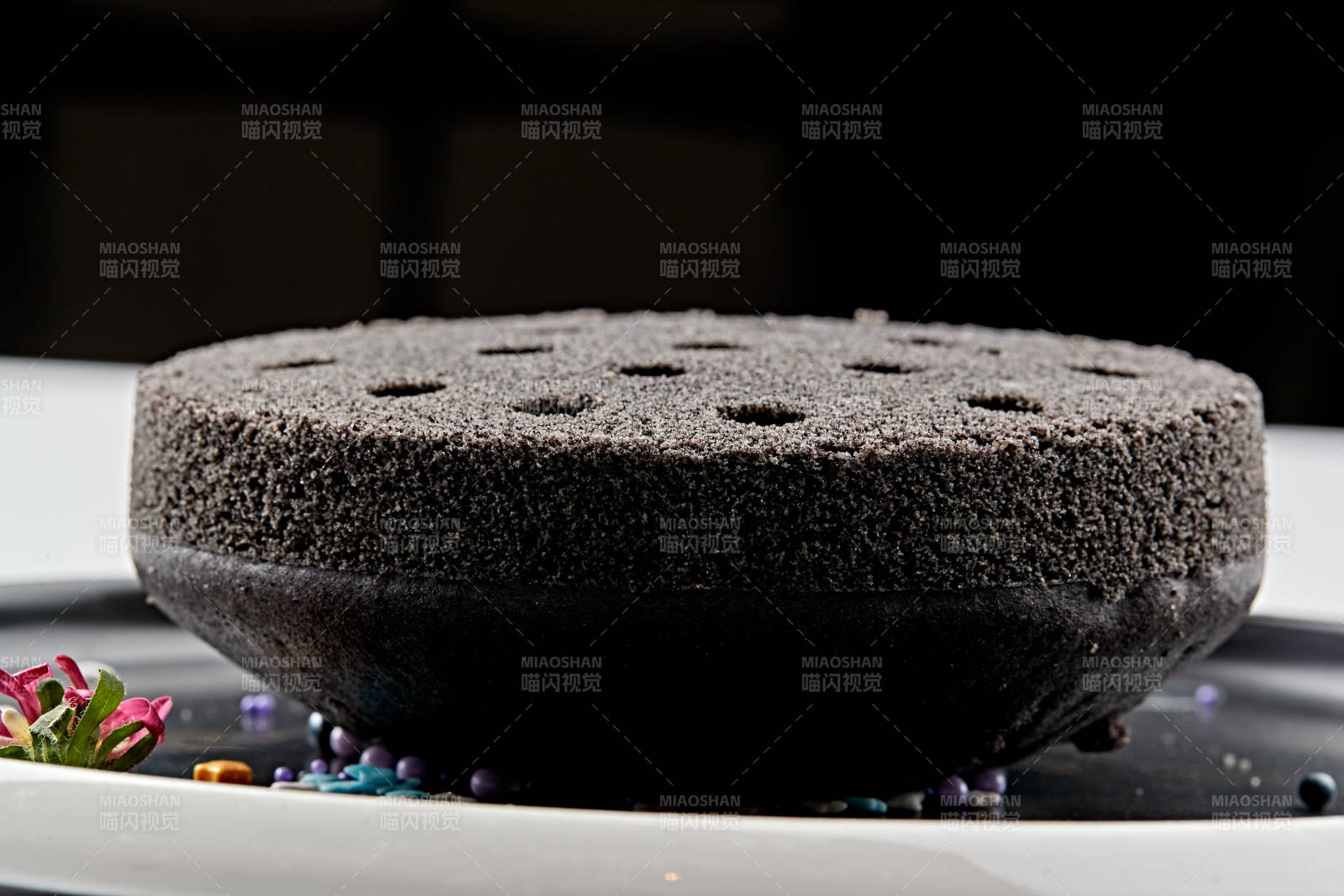 精美餐具装的竹炭粉黑米面蜂窝米糕