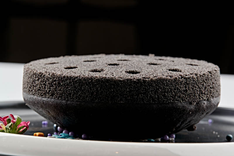 精美餐具装的竹炭粉黑米面蜂窝米糕