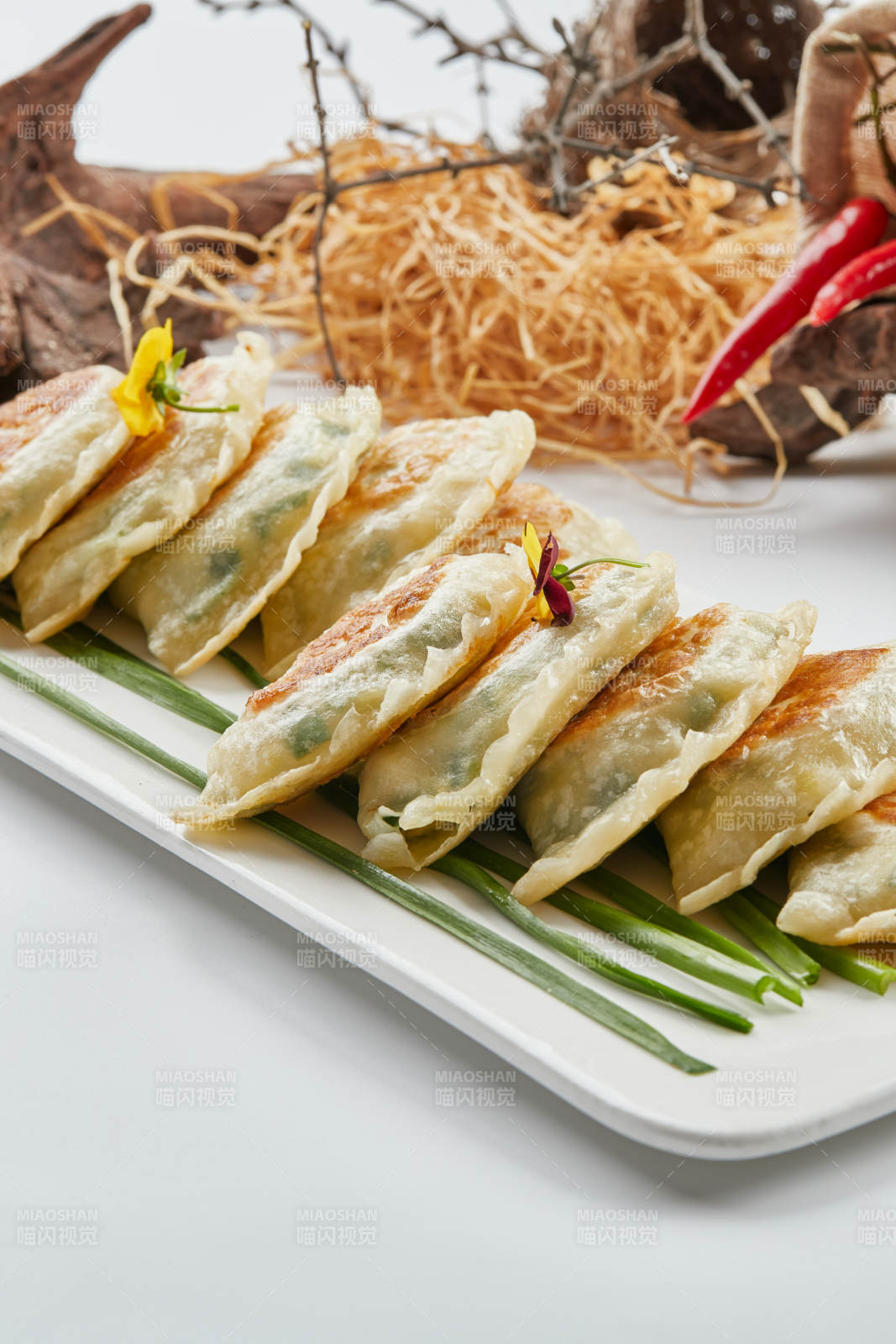 白色瓷盤裝的韭菜素盒子