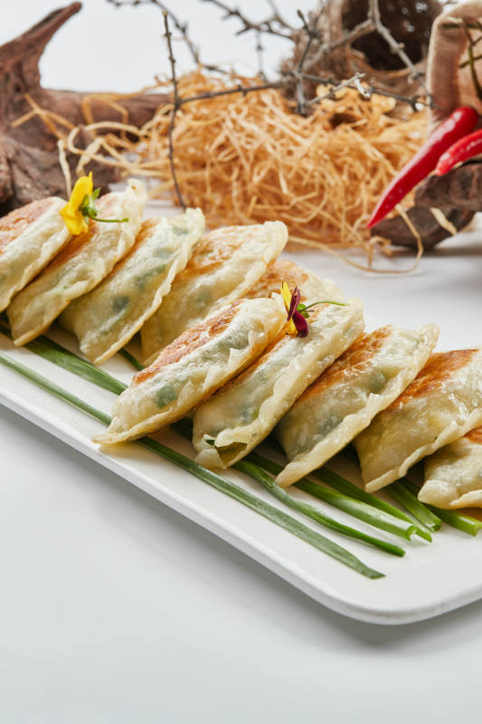 白色瓷盘装的韭菜素盒子