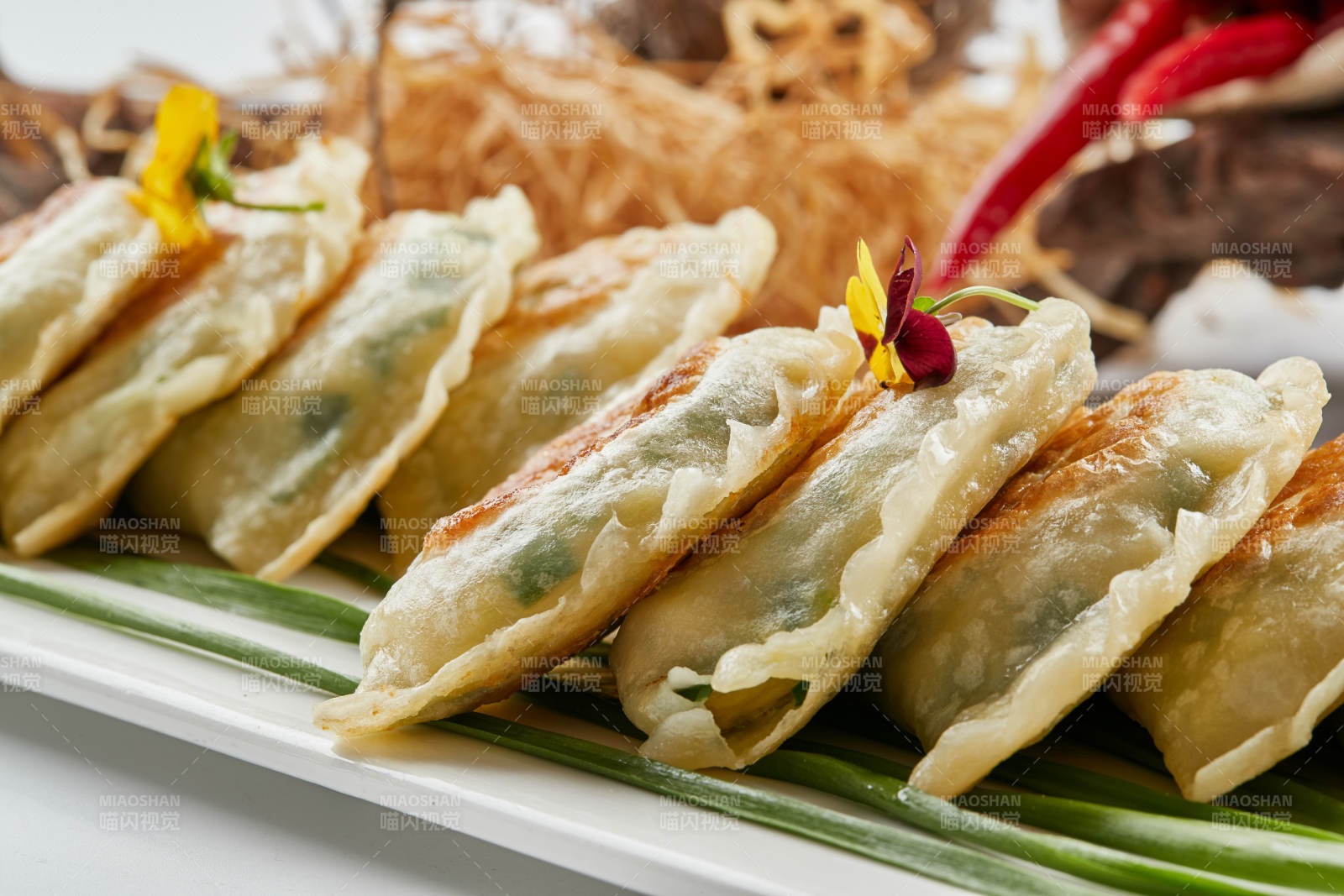 白色瓷盤裝的韭菜素盒子