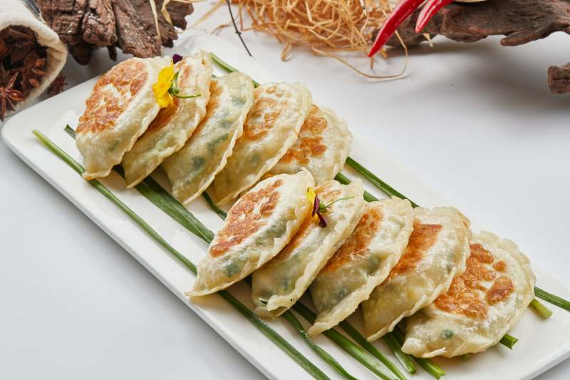 白色瓷盘装的韭菜素盒子