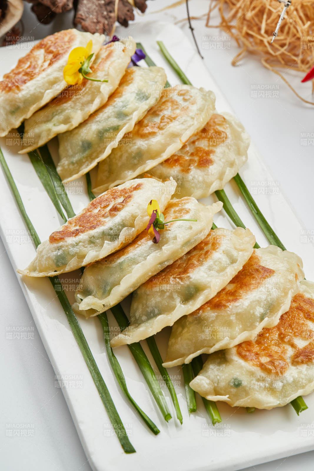 白色瓷盤裝的韭菜素盒子