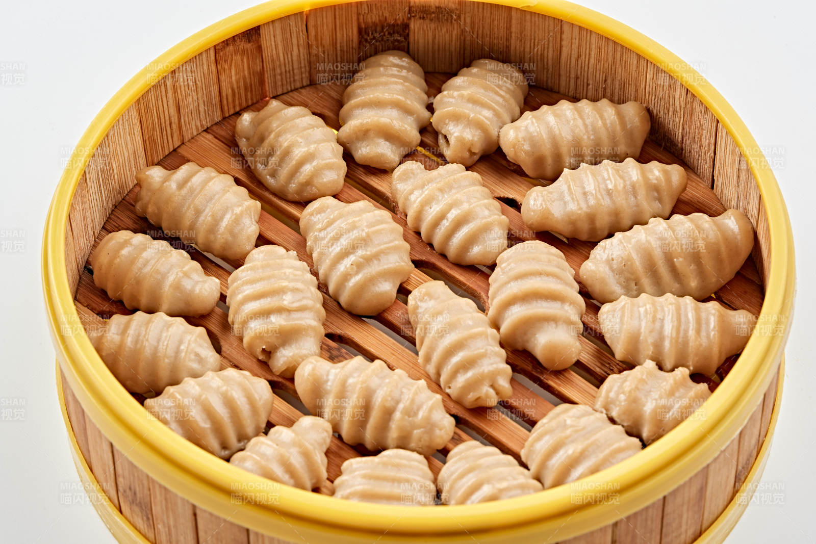 精美竹笼屉装的香蒸莜面猫耳朵