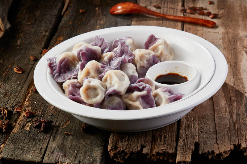 白色瓷盘装的手工现包水饺