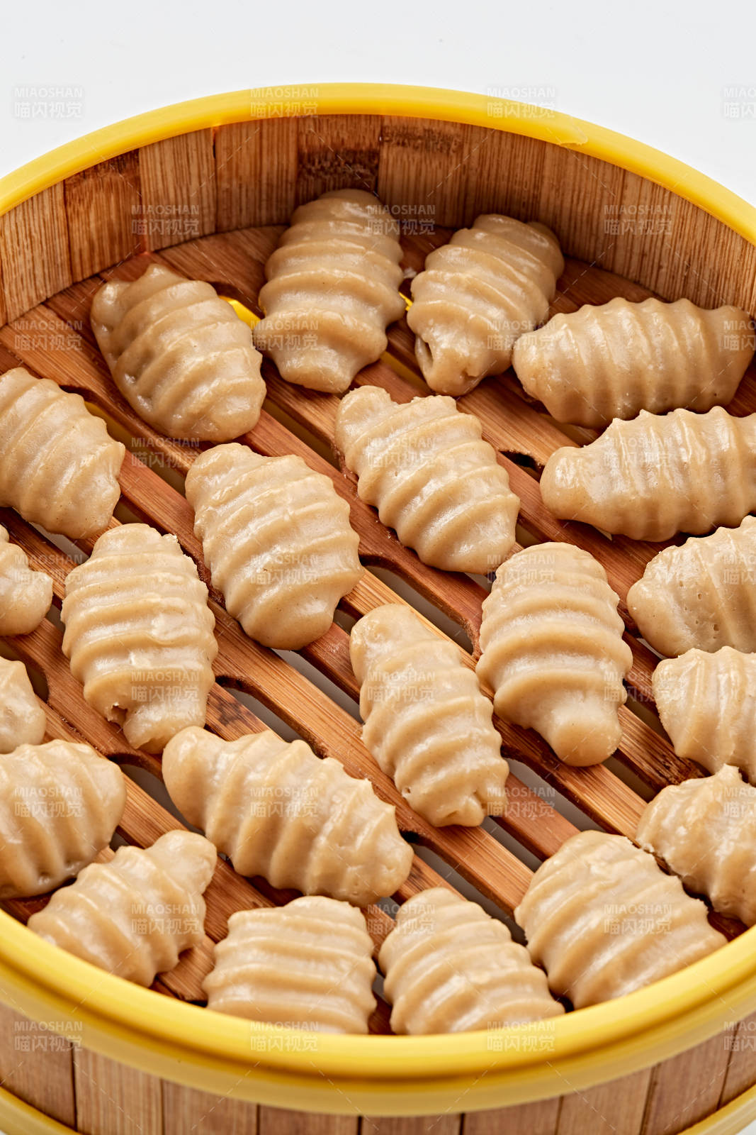 精美竹籠屜裝的香蒸莜面貓耳朵